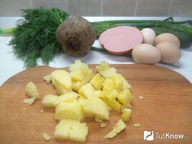 Отваренная картошка очищена и нарезана кубиками