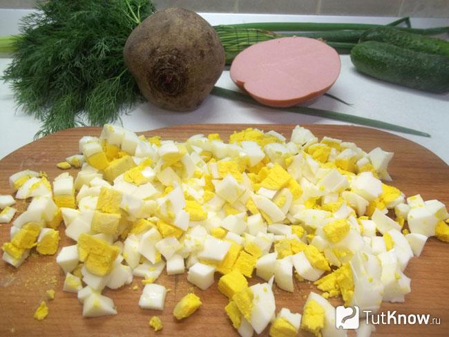 яйца отварены в мундирах очищены и нарезаны кубиками