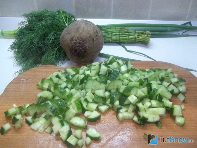 Огурцы нарезаны кубиками