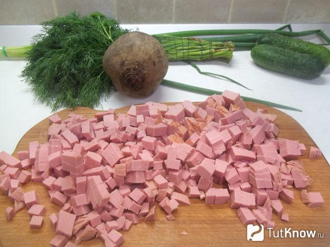 Колбаса нарезана кубиками