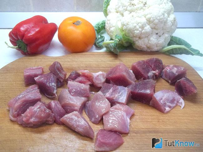 Мясо нарезано кусочками