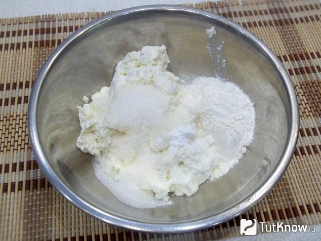 Творог соединен с мукой, сахаром, солью и содой