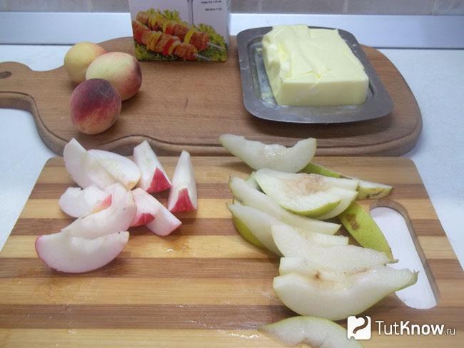Яблоки нарезаны дольками