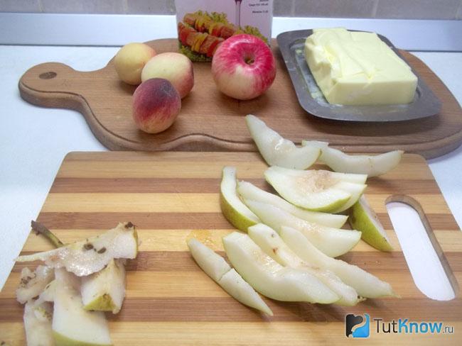 Груши нарезаны дольками