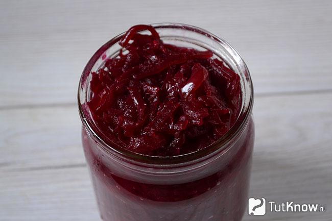 Салат из свеклы и жареного лука уложен в банку