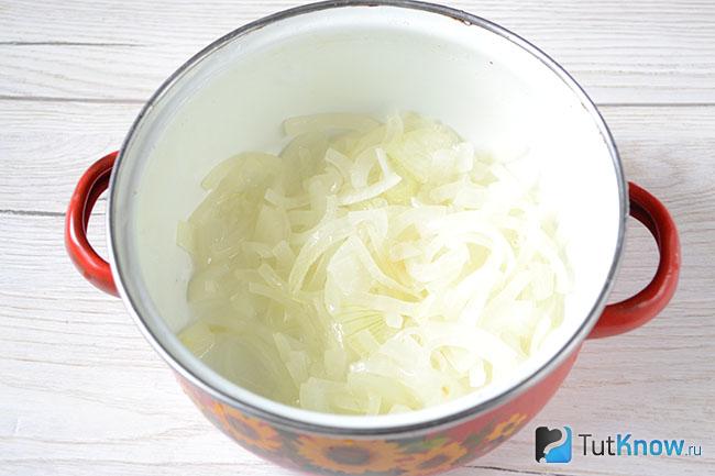 Миска с прожаренным луком