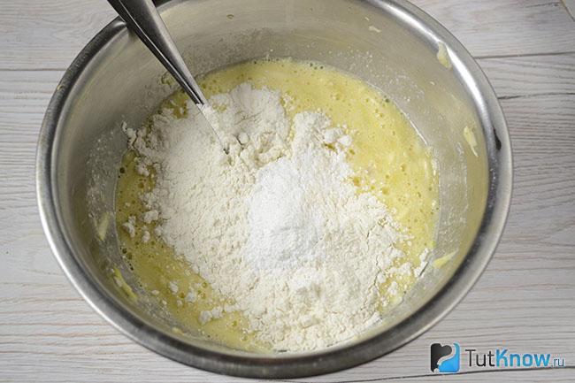 Пшеничная мука добавлена к массе из кабачков, яиц и сметаны