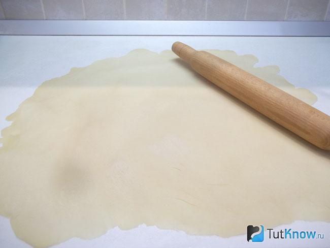 Тесто раскатано скалкой