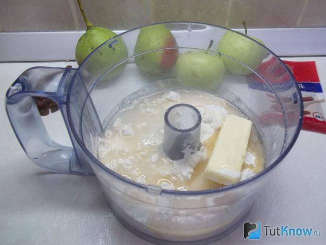 Вода, масло и мука сложены в кухонный комбайн