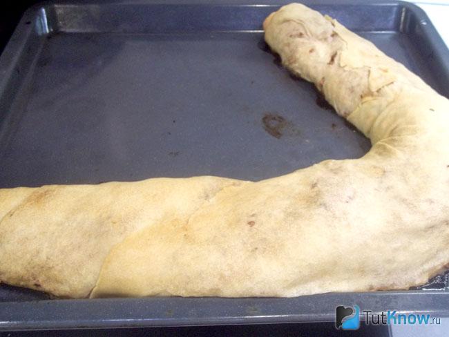 Готовый штрудель с грушами и яблоками