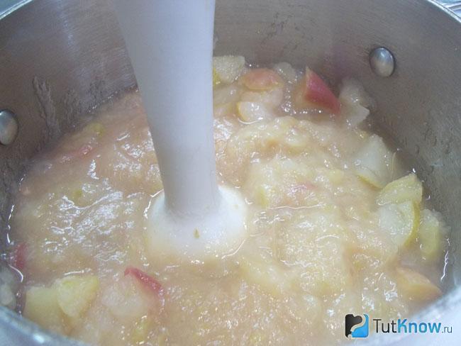 Яблоки отварены и пюрированы