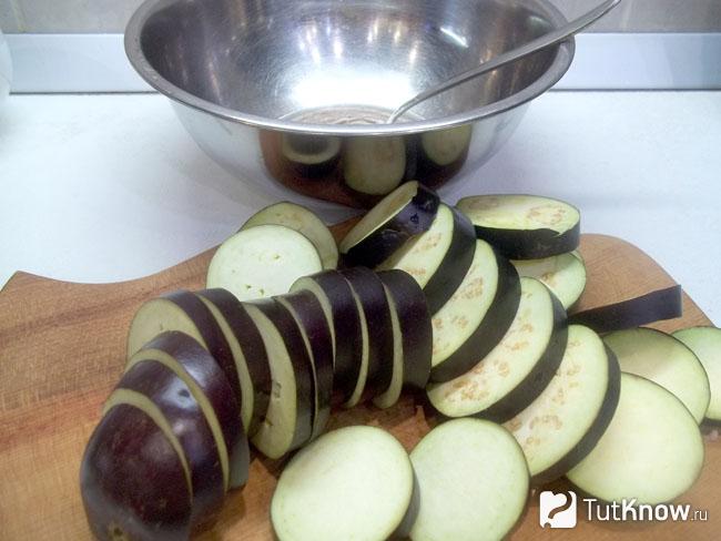 Баклажаны нарезаны кольцами