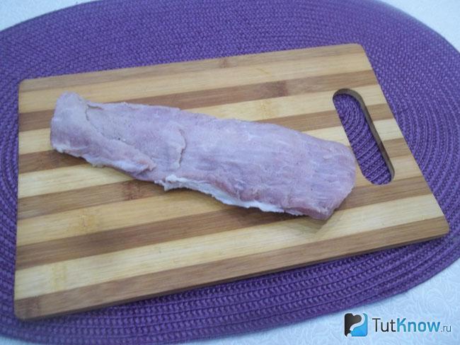 Соленое мясо вымыто от соли и просушено бумажной салфеткой
