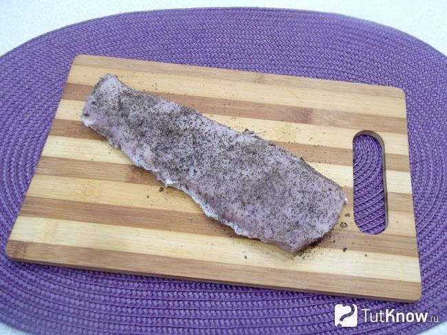 Мясо обмазано черным молотым перцем