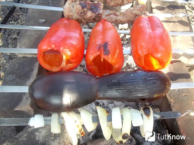 Баклажаны пекутся на костре