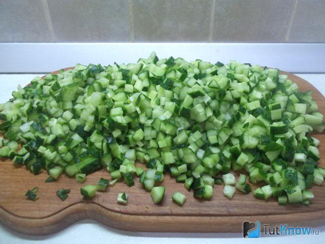 Огурцы нарезаны кубиками
