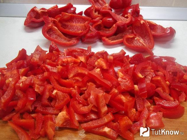 Перцы нарезаны соломкой