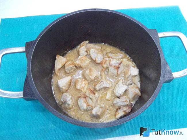 Мясо залито молоком и немного протушено