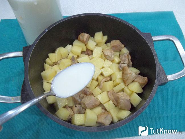 К продуктам налито молоко