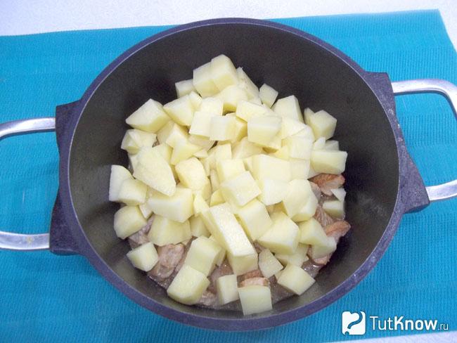 К мясу добавлен картофель нарезанный кусочками