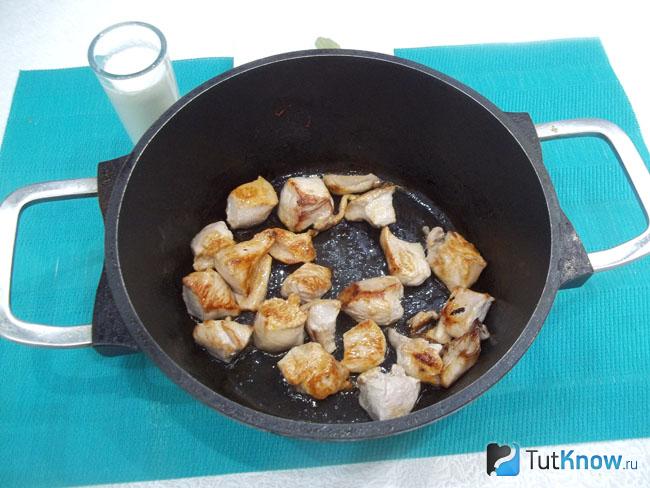 Мясо нарезано кусочками и обжарено до румяной корочки