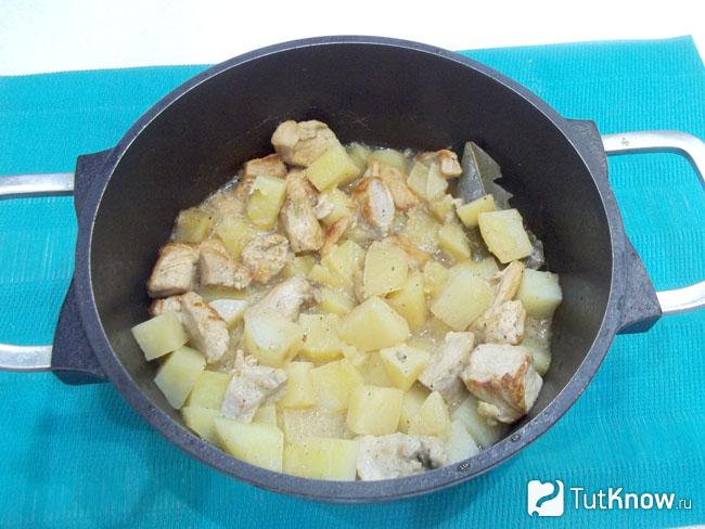 Готовый тушеный картофель с куриным филе в молоке с горчицей