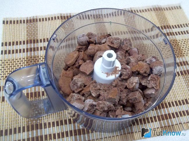 Печенья сложено в кухонный комбайн и измельчено