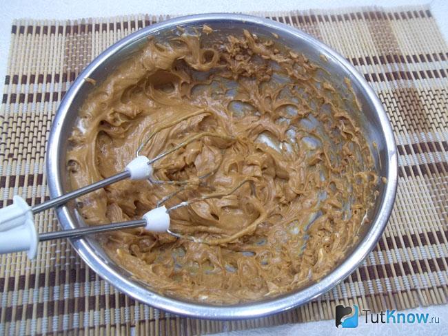 Масло со сгущенкой взбито миксером