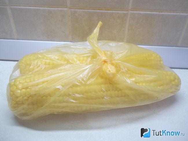 Пакет с кукурузой завязан
