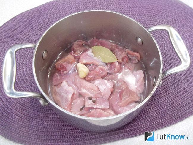 К мясу добавлены специи и налита вода