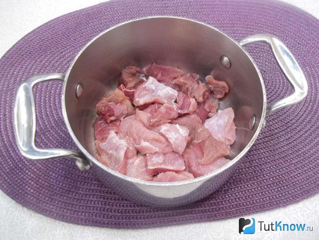 Мясо нарезано и сложено в варочную кастрюлю