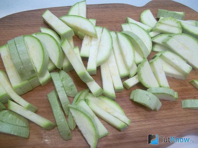 Кабачки нарезаны брусками