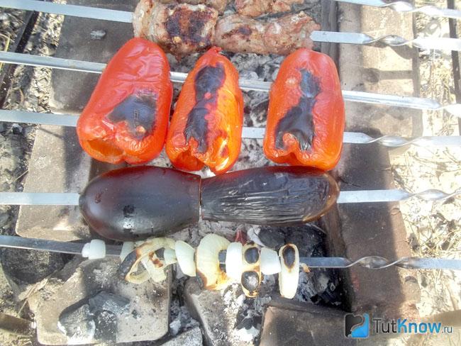 Готовые запеченные сладкие болгарские перцы на мангале
