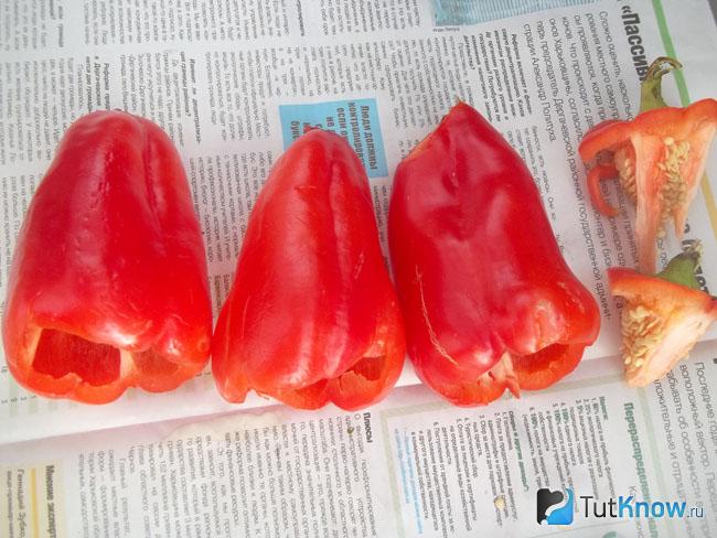 Перцы вымыты, из плодов удалены плодоножки и семенная коробка