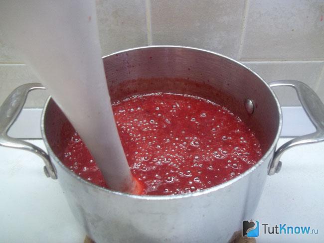 Отваренные сливы пюрированы блендером