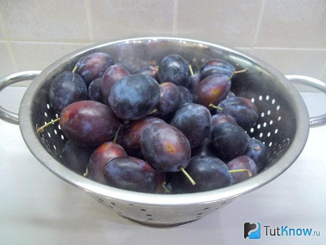 Сливы вымыты и высушены