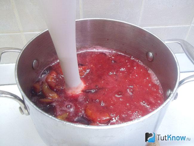 Отваренные сливы пюрированы блендером