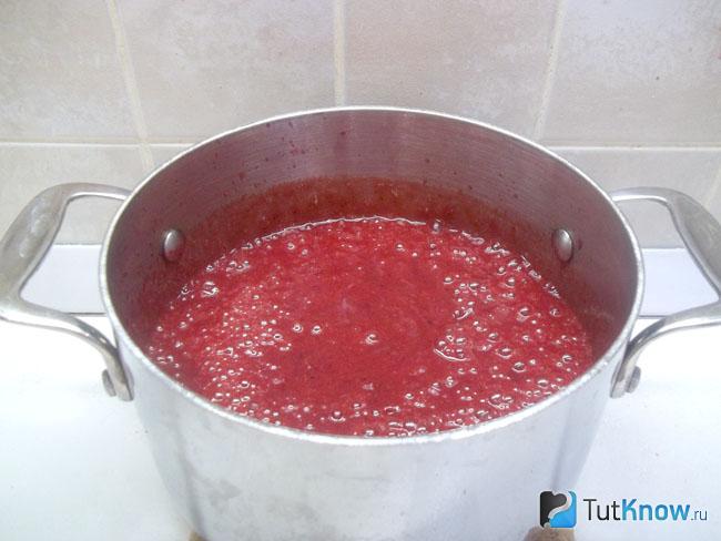 Отваренные сливы пюрированны блендером