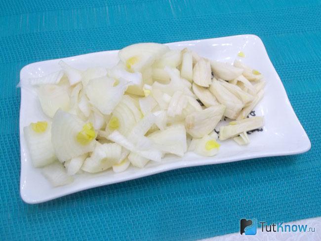 Репчатый лук нашинкован полукольцами