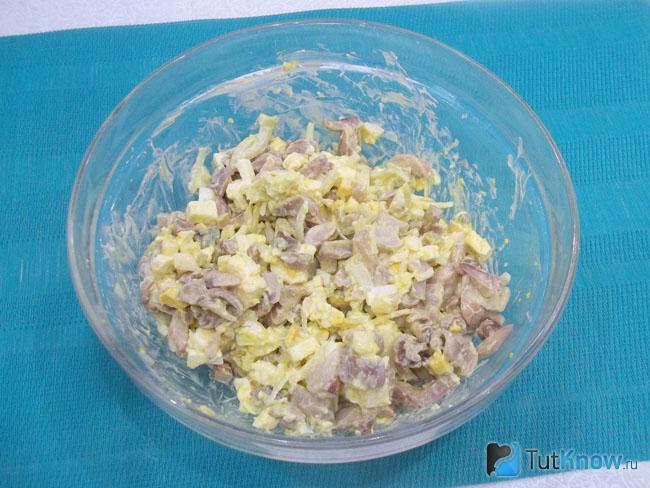 Продукты заправлены майонезом и перемешаны
