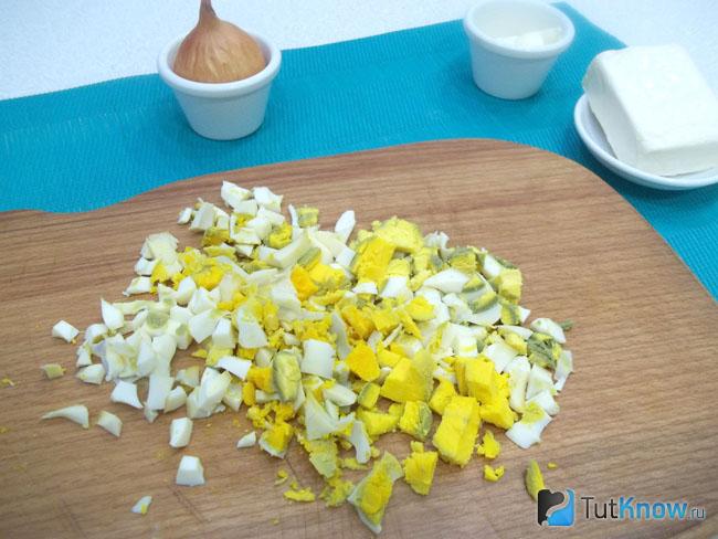 Отварные яйца нарезаны кубиками