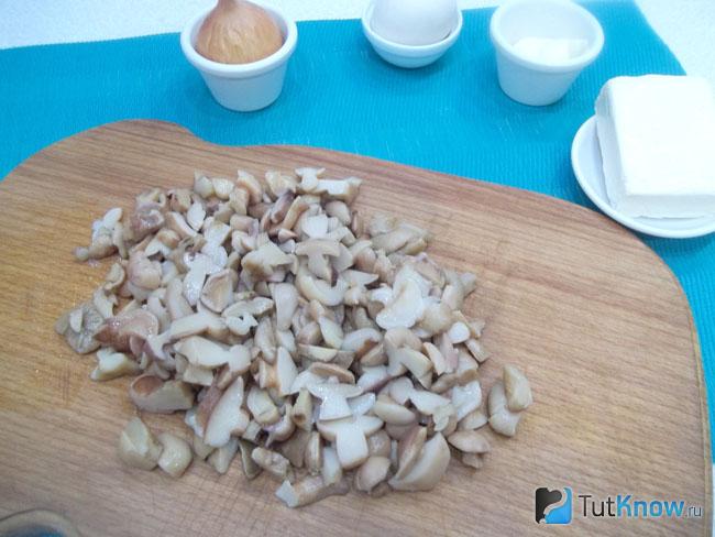 Грибы нарезаны кусочками