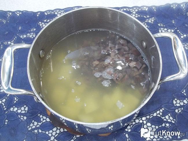 В кастрюлю с картофелем добавлены субпродукты