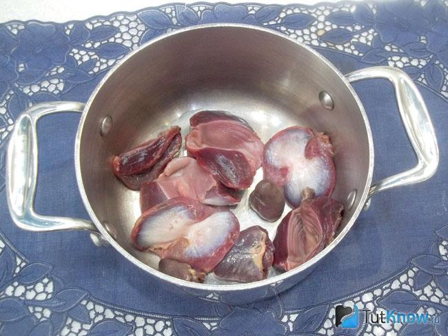 Сердечки и желудки вымыты и сложены в варочную кастрюлю