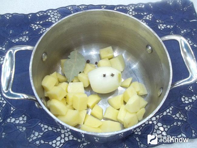 картофель очищен от кожуры, нарезан и сложен в кастрюлю