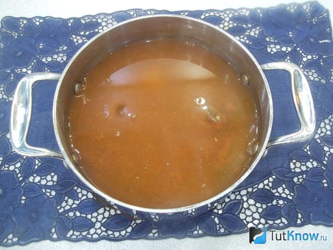Готовый томатный суп с куриными сердечками и желудками