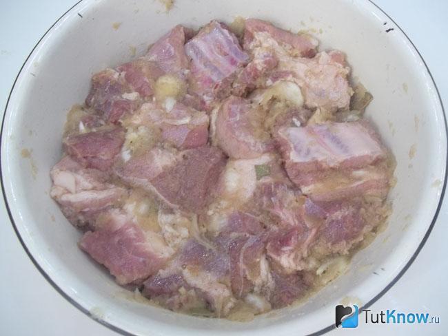 Мясо с луком перемешаны