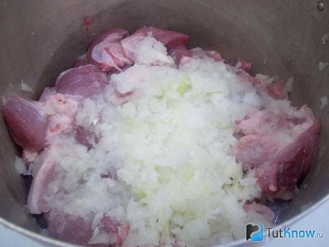 К мясу добавлен репчатый лук натертый на мелкой терке