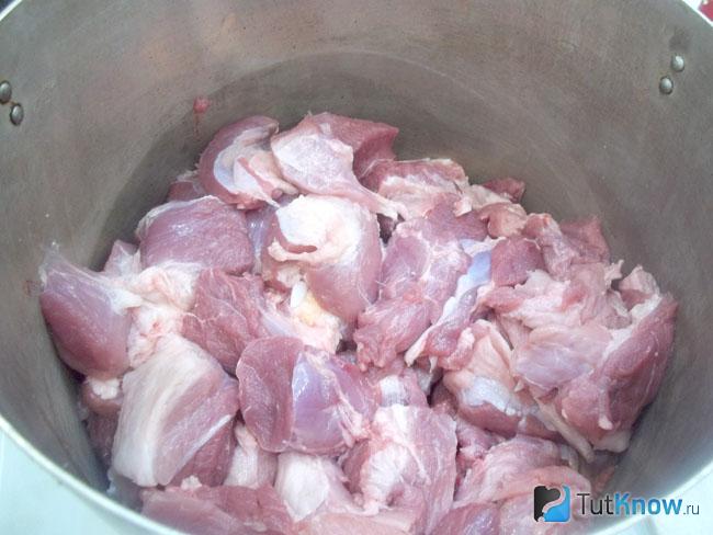 Мясо нарезано кусочками и сложено в кастрюлю