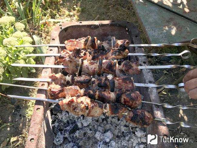 Готовый шашлык из свинины в луковом маринаде со специями